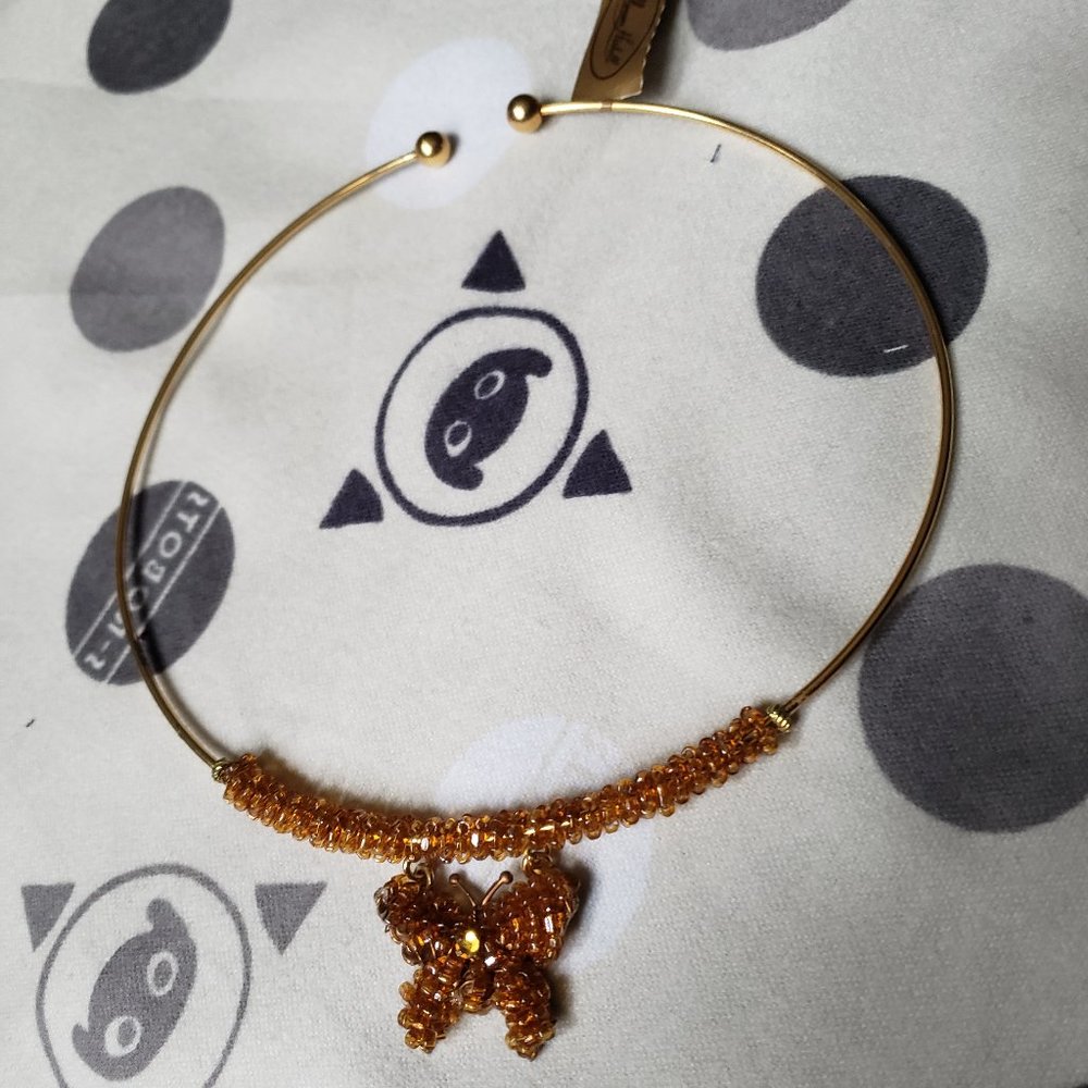 Graceful golden collar necklace with butterfly